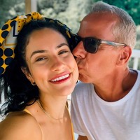 Perkenalan mereka pun terbilang unik. Robert mengira bahwa Sophia adalah keponakannya yang sudah besar. Namun ternyata Robert salah, tapi ia tetap mengirim pesan ke Sophia karena tersihir dengan kecantikan gadis muda itu.  Foto: Instagram