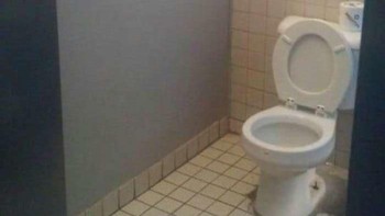Mungkin ini toilet di kantor polisi. Foto: Bored Panda