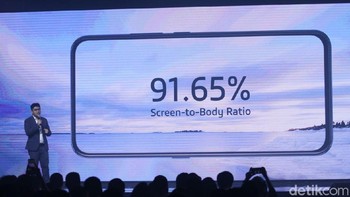 vivo V17 Pro turut menawarkan layar Super AMOLED lega tanpa notch. Ukurannya 6,44 inch dengan rasio screen to body mencapai 91,65%. (Foto: detikINET/Rifkianto Nugroho)