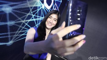 Untuk mendukung performanya, Vivo menyamatkan RAM 8 GB dan ROM 128 GB. Tidak ketinggalan tersemat baterai 4.000 mAh dengan port USB Type C. Foto: detikINET/Rifkianto Nugroho