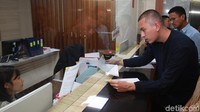 Gugatan itu dikuasakan kepada Rian Ernest Tanudjaja. Kops gugatan menggunakan logo PSI. Dalam UU Pilkada tersebut, syarat minimal cagub/cawagub adalah 30 tahun dan 25 tahun untuk calon bupati/calon wakil bupati.
