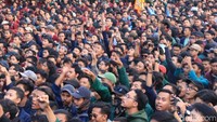 Massa yang berasal dari 25 kampus di Kota Bandung ini masih berkumpul di depan Gedung DPRD Jabar. Tujuan aksi ini untuk menolak pengesahan UU KPK dan KUHP oleh DPR.
