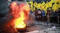 Mereka terlihat membakar ban yang membuat asap membubung tinggi.
