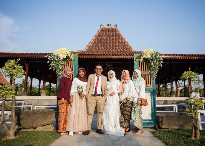 Riza Adrian dan suami, pasangan yang viral karena menggelar pernikahan dengan budget murah.Foto: Twitter @rizaasz Riza Adrian dan suami, pasangan yang viral karena menggelar pernikahan dengan budget murah.Foto: Twitter @rizaasz