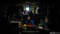 Selain menggunakan lilin, warga juga menggunakan genset untuk penerangan.
