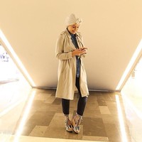 Wanita asal Kuwait ini kerap memadupadankan busana muslim dengan beraneka bentuk turban. Di foto ini, Ascia mengenakan kemeja denim yang dipadukan dengan coat ZARA panjang warna cokelat, dan hijab model turban berwarna nude, celana denim yang ia lipat dan wedges bertali yang cantik. Foto: Instagram @ascia