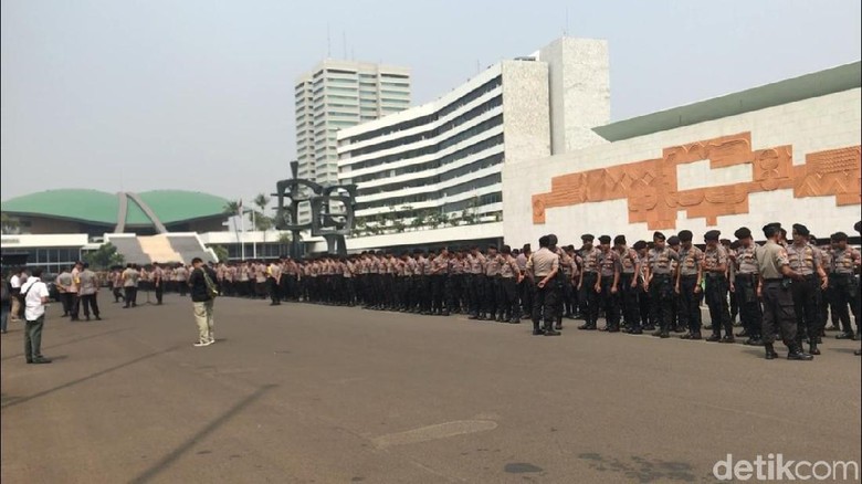 Polri-TNI Gelar Apel Pengamanan Jelang Unjuk Rasa di DPR Polri-TNI Gelar Apel Pengamanan Jelang Unjuk Rasa di DPR