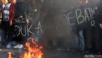 Massa tergabung dari berbagai perguruan tinggi di Bandung ini berkumpul menyuarakan aksinya. Mereka membawa sejumlah spanduk berisi penolakan pelemahan KPK.