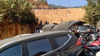 Apalagi, jalanan di Gunung Luhur masih berdebu. Sehingga mobil-mobil dan motor-motor pun penuh debu (istimewa/Rizki Ramadan)