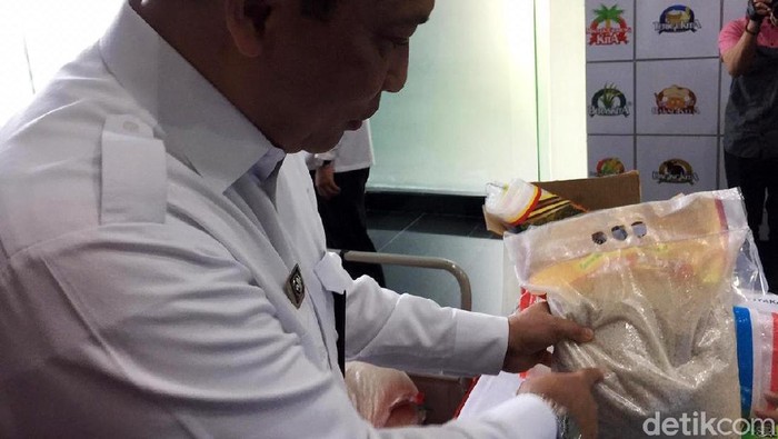 Direktur Utama Perum Bulog Budi Waseso (Buwas) membongkar aksi oknum yang menyelewengkan penyaluran beras dalam program Bantuan Pangan Non Tunai (BPNT).