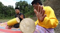 Namun, ada kisah menarik yang dapat digali terkait jalinan panjang sejarah bencana tsunami di Indonesia, khususnya di Pulau Simeulue, Aceh. Ada sebuah kearifan lokal berupa kisah yang dituturkan secara lisan dan turun temurun kepada warga Simeulue dari leluhur mereka. Kearifan lokal itu bernama Smong yang dalam bahasa Simeulue memiliki arti tsunami.
