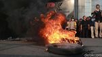 Demo di KPK, Massa Bakar Ban dan Robohkan Kawat Duri