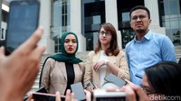 Salah satu penggugat, Faldo Maldini, mengaku alasannya mengajukan gugatan ingin maju di Pilkada Sumatera Barat sebagai calon gubernur. Namun, ia berkeberatan dengan Pasal 7 ayat 2 huruf e UU Pilkada. Pasal tersebut dinilai diskriminatif karena membedakan usia calon gubernur dan calon wakil gubernur dengan calon bupati/wali kota dan wakil calon bupati/wali kota. Untuk cagub dan cawagub berusia minimal 30 tahun.
