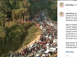 Negeri di Atas Awan Gunung Luhur Kini Jadi Macet