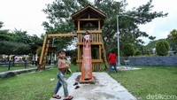 Tak perlu gadget canggih untuk membuat anak-anak di salah satu pulau terluar Indonesia ini ceria, cukup bermain bersama teman-teman seperti ini, tawa dan suka cita nampak terpancar di wajah anak-anak tersebut.
