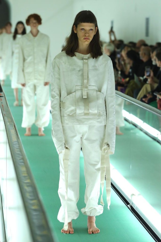 Dalam jumpa pers, creative director Gucci, Alessandro Michele, mengungkapkan alasannya menampilkan jaket yang mirip seperti seragam pasien rumah sakit jiwa. Seragam adalah sesuatu yang menghalangi dan mengikatmu, yang membuatmu jadi tidak dikenali, ujarnya. Dan ditambahkan Alessandro, strtaitjacket yang merupakan jaket pasien rumah sakit jiwa adalah kasta tertinggi dari sebuah seragam. Foto: Getty Images
