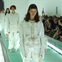 Dalam jumpa pers, creative director Gucci, Alessandro Michele, mengungkapkan alasannya menampilkan jaket yang mirip seperti seragam pasien rumah sakit jiwa. Seragam adalah sesuatu yang menghalangi dan mengikatmu, yang membuatmu jadi tidak dikenali, ujarnya. Dan ditambahkan Alessandro, strtaitjacket yang merupakan jaket pasien rumah sakit jiwa adalah kasta tertinggi dari sebuah seragam. Foto: Getty Images