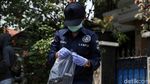 Polisi Sita Barang Bukti Penggerebekan Teroris