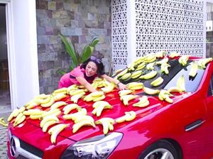 Vanessa Angel Pamer Mercedes Benz Bertabur Pisang