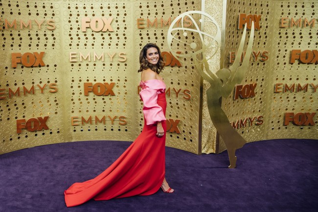 Gaun rancangan Brandon Maxwell itu juga dilengkapi lengan bervolume yang meninggalkan kesan dramatis pada gaya sang penyanyi dan aktris. (Foto: Getty Images)