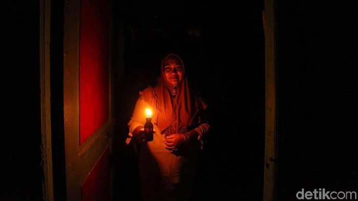 Keberadaan listrik memberi kemudahan dalam beraktivitas. Namun kala pemadaman bergilir tiba warga di Pulau Simeulue menggunakan lilin untuk menerangi malam.