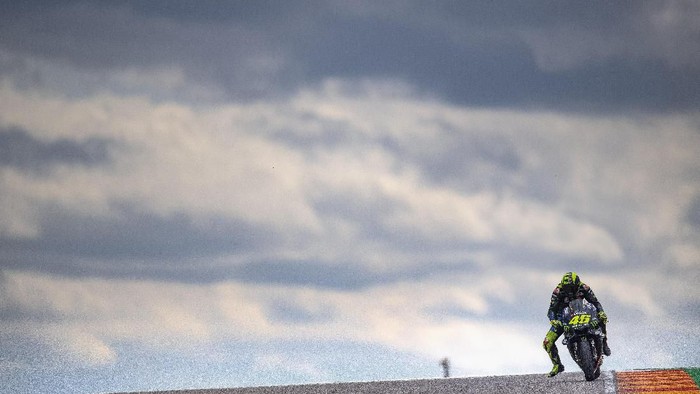 ALCANIZ, SPAIN - SEPTEMBER 22: Valentino Rossi of Italy and Yamaha Factory Racing heads down a straight during the MotoGP race during the MotoGp of Aragon - Race on September 22, 2019 in Alcaniz, Spain. (Photo by Mirco Lazzari gp/Getty Images)