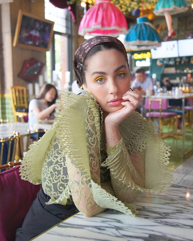 Blogger Kuwait Ascia Al Faraj atau lebih dikenal Ascia AKF mengikuti jejak Dina Tokio. Ascia tak lagi memakai hijab atau turban yang biasanya dia pakai sebagai penutup kepalanya. Secara mengejutkan, Ascia benar-benar memutuskan untuk melepaskan penutup kepala yang selama ini menjadi ciri khas gayanya. Wanita 30 tahun ini mengunggah foto di akun Instagramnya tanpa menggunakan turban sehingga rambutnya terlihat jelas. if youd like to hear what I have to say, the link is in my bio. Thank you all from the bottom of my heart, demikian tulis Ascia di keterangan foto yang diunggahnya ke Instagram pada 2019. Foto: instagram @ascia.