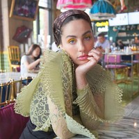 Blogger Kuwait Ascia Al Faraj atau lebih dikenal Ascia AKF mengikuti jejak Dina Tokio. Ascia tak lagi memakai hijab atau turban yang biasanya dia pakai sebagai penutup kepalanya. Secara mengejutkan, Ascia benar-benar memutuskan untuk melepaskan penutup kepala yang selama ini menjadi ciri khas gayanya. Wanita 30 tahun ini mengunggah foto di akun Instagramnya tanpa menggunakan turban sehingga rambutnya terlihat jelas. if youd like to hear what I have to say, the link is in my bio. Thank you all from the bottom of my heart, demikian tulis Ascia di keterangan foto yang diunggahnya ke Instagram pada 2019. Foto: instagram @ascia.