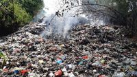 Gunung Sampah 16 Meter di tepi Sungai Ciliwung, Cilebut, Bogor