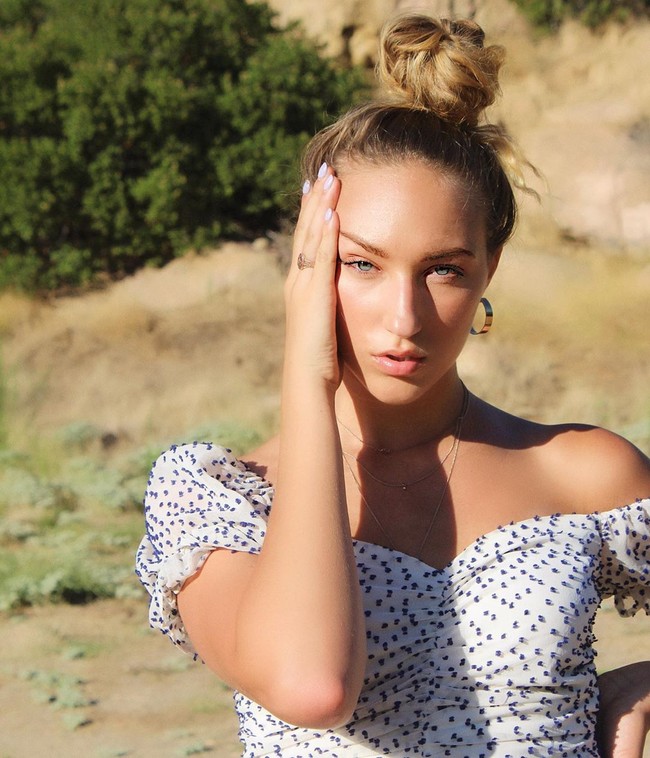 Ava Michelle terkenal setelah menjadi pemain utama dalam serial Netflix Tall Girl. Sesuai dengan judulnya, tubuh Ava memang sangat tinggi, tepatnya 185,6 cm. Seperti kisah Ava dalam film tersebut, ia juga pernah di-bullly hingga dieliminasi karena dianggap terlalu tinggi. Foto: Instagram @ava.michelle