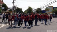 Demonstasi Gejayan Memanggil ini dilandasi oleh penilaian bahwa politik Indonesia saat ini sedang dikuasai oleh kelas borjuis yang oligarkis (pemerintahan yang dijalankan oleh beberapa orang yang berkuasa dari golongan atau kelompok tertentu). Penguasaan oligarki oleh kelas borjuis, menurut mereka, tercermin dalam pasal-pasal di RUU KPK, RUU KUHP, dan sederet program legislasi lainnya. RUU KPK telah disahkan DPR menjadi Undang-Undang pada 17 September 2019.