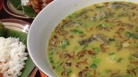 Ini sajian soto kuning komplet. Soto dan nasi putih hangat yang ditaburi bawang goreng dan perkedel. Foto : Instagram @tania_tita