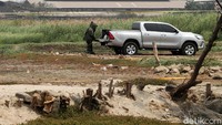 Bahan peledak itu di-disposal di sebuah lahan kosong yang berjarak sekitar 600 meter dari lokasi.