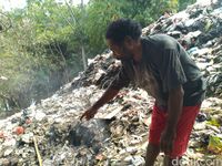 Sekdes: RT-RW Dukung Penanganan Sampah di Pinggir Kali Ciliwung Cilebut