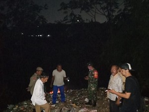 Malam-malam, Sekdes-TNI Cek Gunung Sampah di Pinggir Kali Ciliwung Cilebut