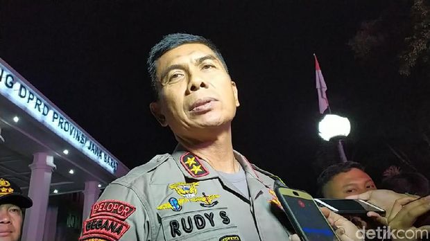 Kapolda Jabar Irjen Rudy Sufahriadi meninjau lokasi ricuh demo mahasiswa di DPRD Jabar, Kota Bandung.