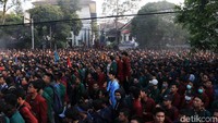 Mereka menggelar aksi unjuk rasa menolak pengesahan UU KPK yang baru.