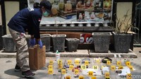 Selain barang bukti, Densus 88 juga menangkap 9 orang terduga teroris dalam penggerebakan di Jakarta Utara dan Bekasi. Kelompok ini merupakan jaringan Jamaah Ansharut Daulah (JAD) Bekasi yang terhubung dengan JAD Bandung.