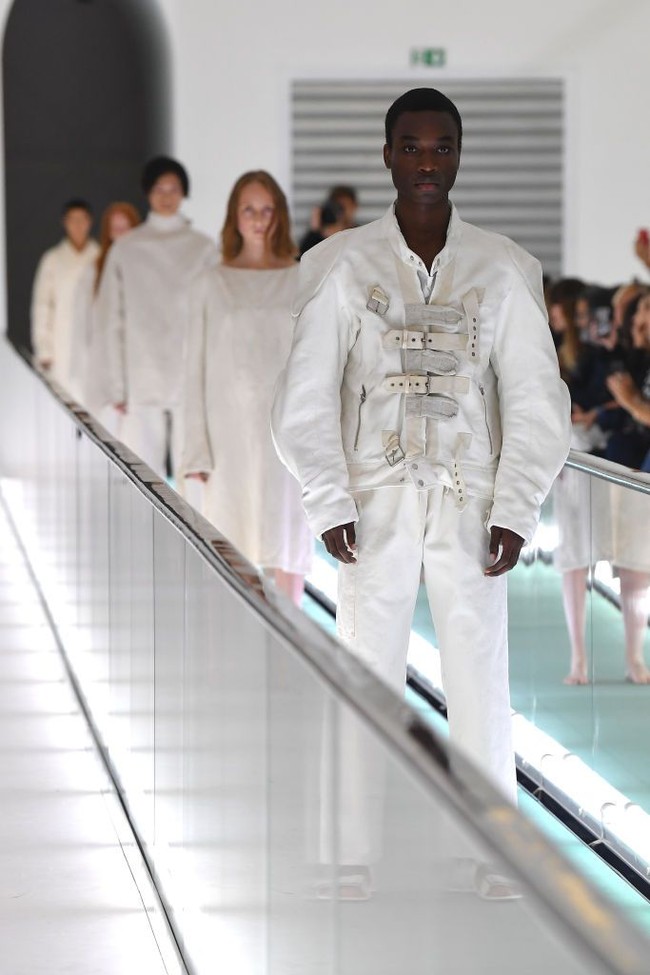 Aksi protes itu dilakukan YaYa karena dalam fashion show koleksi terbarunya, Gucci menampilkan busana yang terinspirasi dari seragam pasien rumah sakit jiwa. Sungguh sebuah selera yang buruk untuk Gucci memakai imej stratitjacket dan busana yang menyinggung pasien gangguan mental, dengan menampilkannya di travelator bagaikan di pabrik daging, tulis YaYa lagi. Foto: Getty Images
