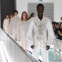 Aksi protes itu dilakukan YaYa karena dalam fashion show koleksi terbarunya, Gucci menampilkan busana yang terinspirasi dari seragam pasien rumah sakit jiwa. Sungguh sebuah selera yang buruk untuk Gucci memakai imej stratitjacket dan busana yang menyinggung pasien gangguan mental, dengan menampilkannya di travelator bagaikan di pabrik daging, tulis YaYa lagi. Foto: Getty Images