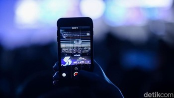 vivo V17 Pro menawarkan dua kamera selfie. Memang bukan hal baru, tapi ponsel ini mengusung kamera pop-up untuk menampung dua kamera tersebut. (Foto: detikINET/Rifkianto Nugroho)