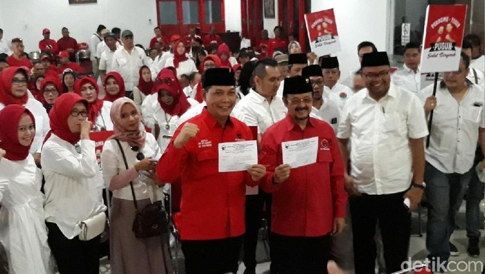 Pasangan Purnomo-Teguh mengembalikan berkas pencalonan ke DPC PDIP Surakarta, Senin (23/9/2019).