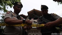 Polisi memasang garis polisi di sekitar rumah terduga teroris di Jalan Belibis V RT 13 RW 04, Kelurahan Semper Barat, Kecamatan Cilincing, Jakarta Utara.