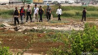 Disposal bahan peledak itu mendapat penjagaan ketat dari polisi.