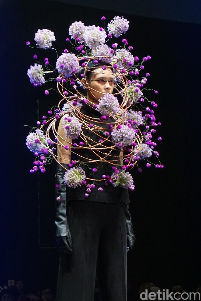 Diakui Yungyung, menyiapkan koleksi kolaborasi unik ini, tidak dapat dilakukan jauh-jauh hari sebelum acara. Sebab bunga segar cenderung cepat layu. Oleh karena itu sebagian besar karya yang ditampilkan dipersiapkan H-1, bahkan tiga jam menjelang show. Foto: Hestianingsih/Wolipop