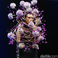 Diakui Yungyung, menyiapkan koleksi kolaborasi unik ini, tidak dapat dilakukan jauh-jauh hari sebelum acara. Sebab bunga segar cenderung cepat layu. Oleh karena itu sebagian besar karya yang ditampilkan dipersiapkan H-1, bahkan tiga jam menjelang show. Foto: Hestianingsih/Wolipop