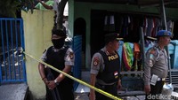 Polisi bersenjata lengkap juga disiagakan di sekitar rumah terduga teroris.