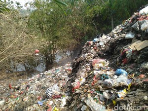 Gunung Sampah di Cilebut Bogor Bikin Sungai Ciliwung Tercemar