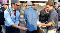Pantauan detikcom, Senin (23/9/2019), usai massa membubarkan diri tampak beberapa peserta masih bertahan di pertigaan Colombo. Bukan tanpa alasan, ternyata mereka langsung memunguti sampah.