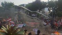 Demo Pro-Pimpinan Baru di KPK Memanas, Massa Bakar Ban di Depan Polisi